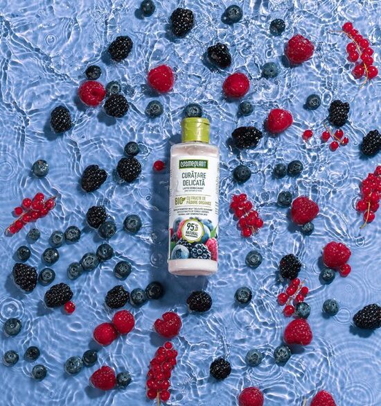 Pieniņš kosmētikas noņemšanai ar organiskās upenes, avenes un vilkābeles ekstraktiem